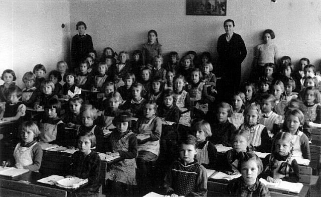 Zdjęcie uczniów w klasie 1925 r.