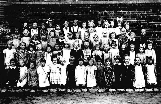 Klasa dziewczęca - rocznik 1933 r.