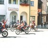 Przejazd motocyklistów przez ulice miasta